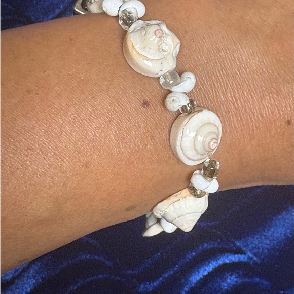 Very Pretty Delicate White Shell Stretch Bracelet. Measures 9inches unstretched. - Picture 8 of 16